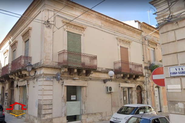 Palazzo in vendita Via R. Settimo n. 55 ang. Via C. Alberto, Vittoria (RG)