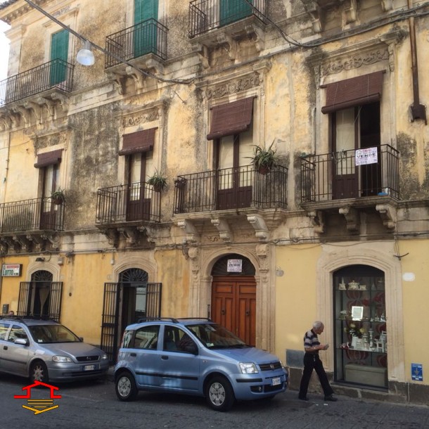 Palazzo in vendita Via Donna Giovanna D'Austria n. 6, Militello in Val di Catania (CT)